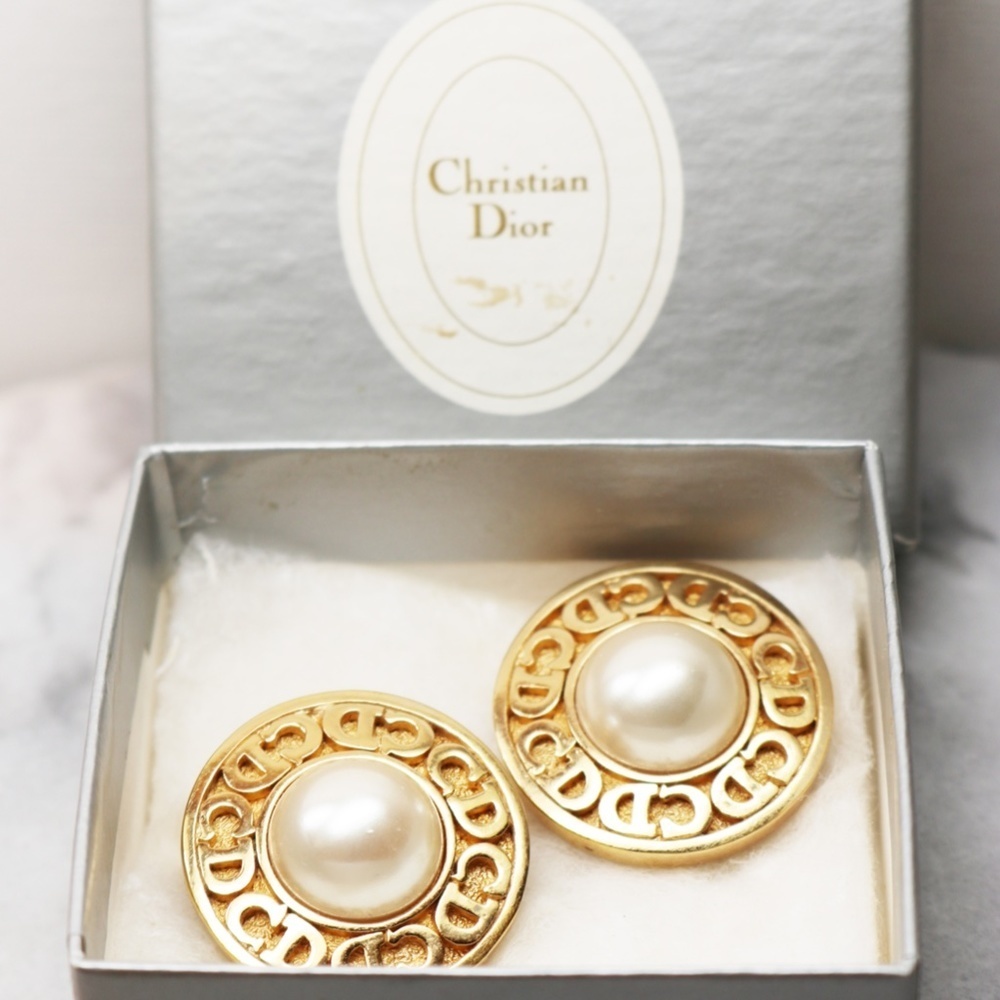⚜️ VINTAGE CHRISTIAN DIOR LOGO FAUX PEARL EARRINGS - Picture 4 of 14